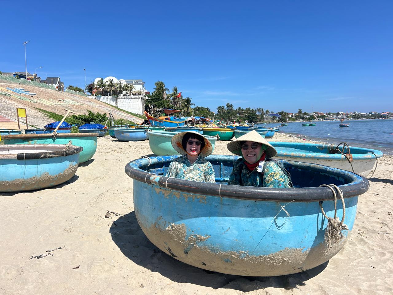 Khoảnh khắc rạng rỡ trải nghiệm ngồi thuyền thúng tròn trên bãi cát