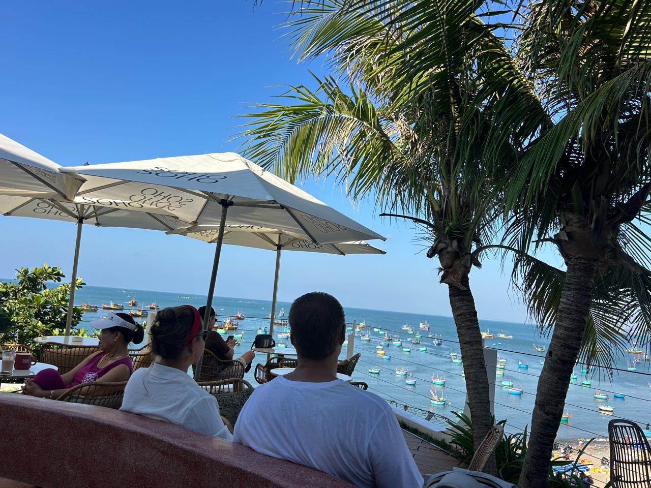 Thư thái thưởng thức cafe ngắm trọn vẹn làng chài từ trên cao