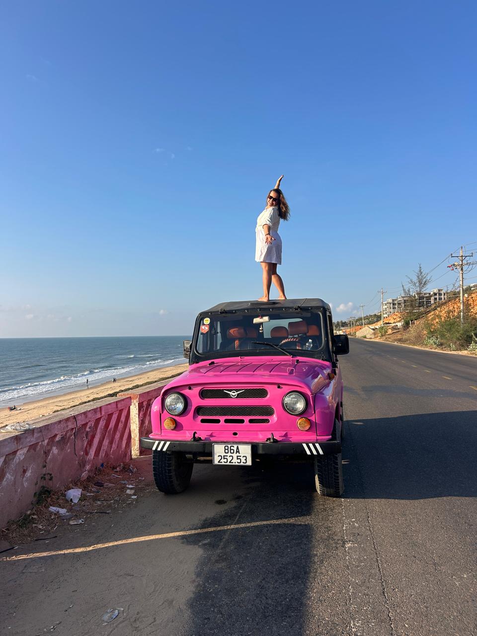 Thả dáng tự do trên mui xe Jeep hồng đón từng cơn gió biển