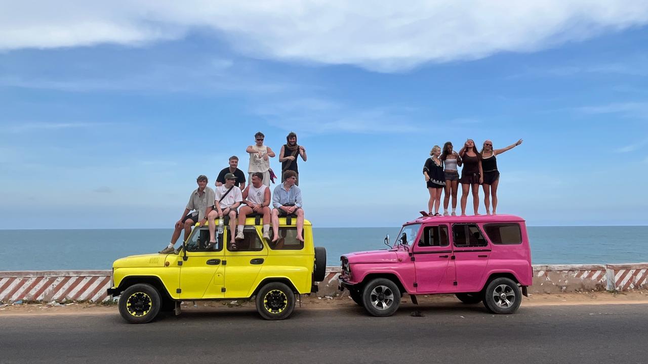 Đoàn xe Jeep sắc màu đỗ dọc cung đường biển lộng gió Mũi Né